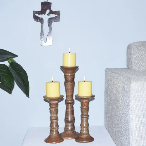 Vista 28 de Juego de tres portavelas de pilar de 6 pulgadas, 12 pulgadas y 6 pulgadas de madera de mango hecho a mano