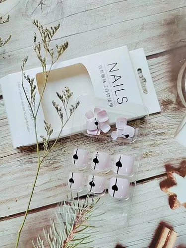 Vista 6 de Uñas postizas a presión francesas blancas, uñas postizas cuadradas cortas, puntas de uñas rosadas, punta de flecha negra, piercing de corazón, uñas