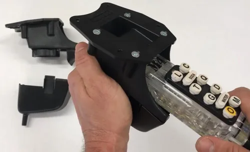 Vista 4 de Soporte para pistola de soda SodaLock. Las pistolas de soda nunca se caen, bandeja de goteo fácil de limpiar.