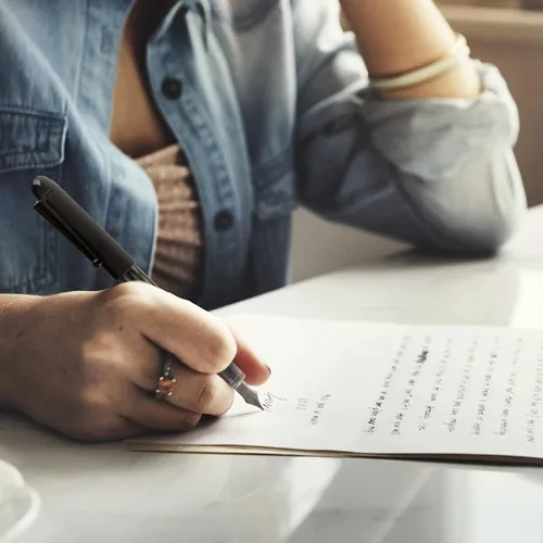 Vista 4 de Pilot Varsity - Fuente desechable (6 unidades, 3 bolígrafos negros y 3 bolígrafos azules)