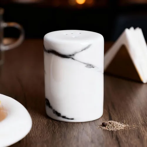 Vista 3 de Sizikato 2 saleros y pimenteros de cerámica con rayas de mármol, muebles de cocina y decoración de mesa.