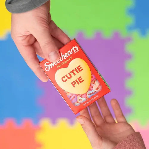 Vista 5 de Sweethearts Conversation Hearts - Cajas de dulces a granel – Corazones de caramelo a granel para el día de San Valentín para aula y fiestas, sin