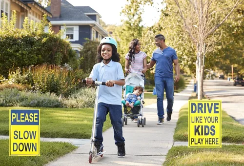 Vista 3 de Letrero con texto en inglés «Please Slow Down Sign and Drive Like Your Kids Play Here» (paquete combinado) amarillo, doble cara + soporte de metal