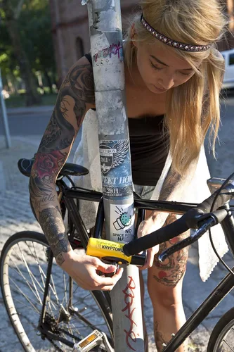 Vista 5 de Kryptonite New York FAHGETTABOUDIT - Candado pequeño en U para bicicleta de alta resistencia antirrobo, con grillete de 18 mm, con llaves