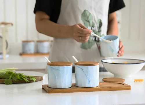 Vista 6 de Juego de 3 tarros de especias de cerámica de mármol con cucharas y tapas de bambú y bandeja (azul)