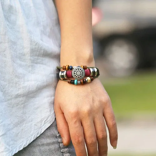Vista 2 de Usstore pulsera bohemia de mujer de muchas capas, de tela, hecha a mano, con abalorio, para mano.