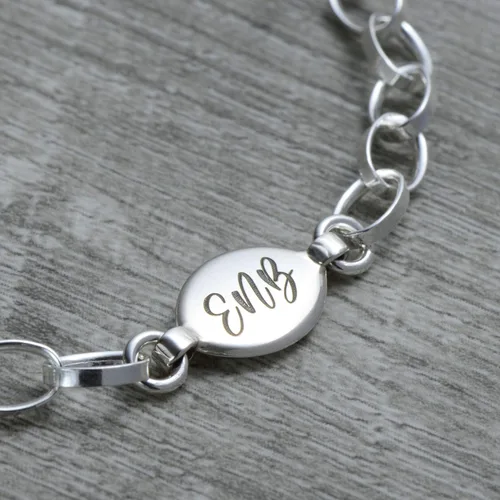 Vista 2 de Pulsera personalizada con dije inicial en plata de ley, etiqueta ovalada