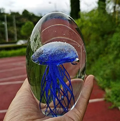 Vista 3 de vidrio soplado a mano – medusas pisapapeles, vidrio brilla en la oscuridad con base de luz multicolor.