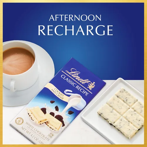 Vista 2 de Lindt CLASSIC RECIPE - Barra de caramelo de chocolate blanco con galletas y crema, caramelo de chocolate blanco con piezas de galletas de chocolate