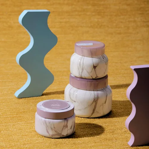 Vista 4 de Velas Capri Blue de Frasco de Mármol Moderno - Velas de Lujo para Aromatizar el Hogar - Mezcla de Cera de Soja de Larga Duración