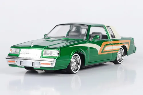 Vista 3 de Motormax 79023 Regal 3.8 SFI Turbo Green Metallic and Cream with Graphics Get Low Series 1/24 Modelo de auto fundido a presión