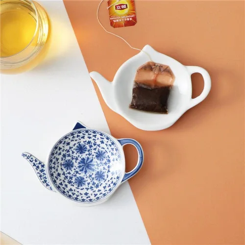 Vista 2 de Sizikato 4 portabolsas de té de porcelana azul y blanca para bolsitas de té, posavasos en forma de tetera, cuchara, reposos, aperitivos, plato