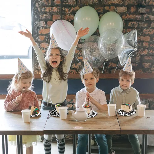 Vista 4 de 120 piezas de suministros para fiesta de cumpleaños con estampado de vaca marrón, vajilla de papel desechable con platos y servilletas de 7 pulgadas