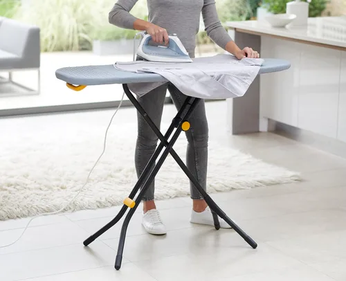 Vista 4 de Joseph Joseph Glide Tabla de planchar con patas compactas y soporte integrado para plancha de vapor, regular, gris y amarillo