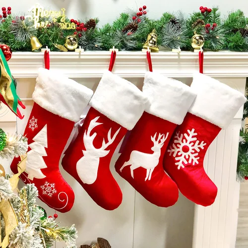 Hopearl Juego de medias de Navidad de terciopelo rojo de 19 pulgadas, 4 piezas, calcetines de Navidad, renos, copos de nieve, soportes para