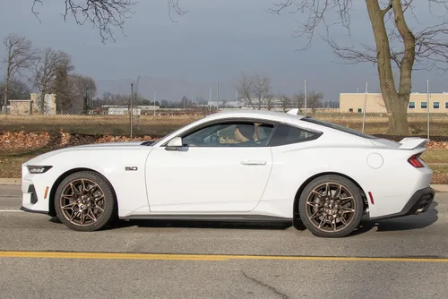 Vista 3 de Emblema de guardabarros de bronce 5.0 OEM PR3Z-16228-D hecho para Ford Mustang GT 2024