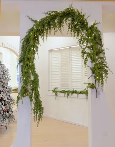 Vista 8 de MISSPIN Guirnalda de Navidad de 9 pies con tira de luces, guirnalda de pino de cedro de tacto real, guirnalda verde artificial para mesa, manto