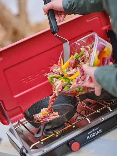 Vista 4 de Camp Chef Mountain Series Kodiak - Estufa de campamento de dos quemadores de alta potencia - La tapa funciona como cortavientos - Estufa de cocina
