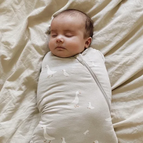 Vista 4 de GUNAMUNA Saco de dormir para bebés y niños pequeños, fácil cambio de pañales, 1.0 TOG, 0-3 meses, ganso