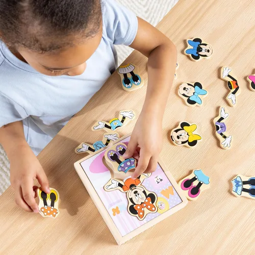 Vista 2 de Melissa & Doug Disney Paquete: Rompecabezas de vestir Minnie Mouse de 18 piezas con estuche de almacenamiento y set de rompecabezas de cubos