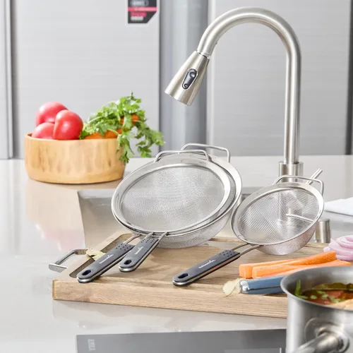 Vista 4 de Restaurantware Juego de 3 coladores de malla fina de diferentes tamaños con mango de silicona, colador de malla extrafina de acero inoxidable, mango