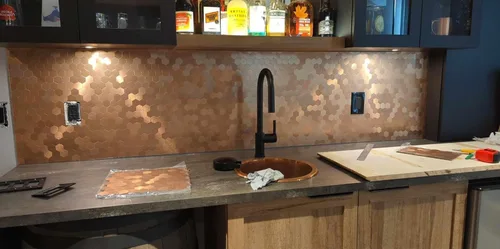 Vista 5 de Azulejos hexagonales para despegar y pegar, panel de textura de aluminio cepillado de cobre claro, azulejos de mosaico autoadhesivos para cocina