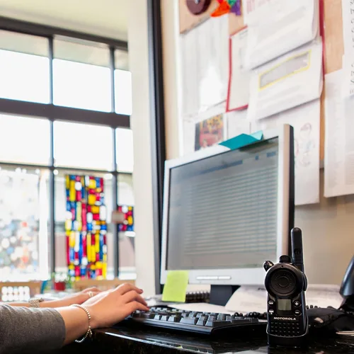 Vista 4 de Motorola Solutions CLS1110 Paquete de 2 radios bidireccionales analógica UHF 459.5-469.5MHz