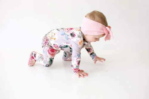 Vista 3 de Posh Peanut Pijama de bebé niña, mameluco suave de bambú de una pieza, para recién nacido, bebé y niño pequeño con pies