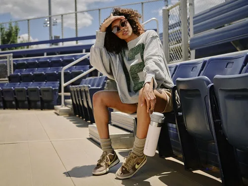 Vista 6 de Stanley Quick Flip GO Botella de Agua 36 oz Tapa con Botón A Prueba de Fugas y Empacable para Viajes y Deportes Acero Inoxidable Aislado Sin