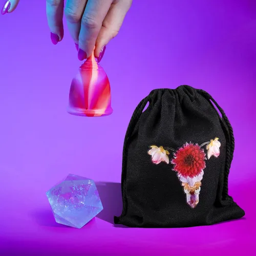 Vista 2 de Copa menstrual reutilizable para mujeres, silicona suave de grado médico premium, diseños cómodos y divertidos, hasta 12 horas de protección, sin