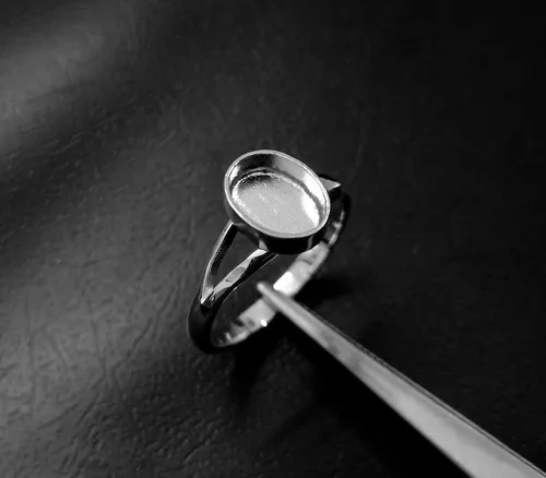 Vista 2 de Anillo de plata de ley 925 con forma ovalada, bisel en blanco con banda dividida, base de anillo en blanco, bisel para trabajo de resina y piedras