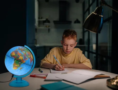 Vista 7 de Globo iluminado Lisbon de 10 pulgadas de diámetro, cartografía de Estados Unidos con base de plástico resistente y bola de globo oceánico azul.