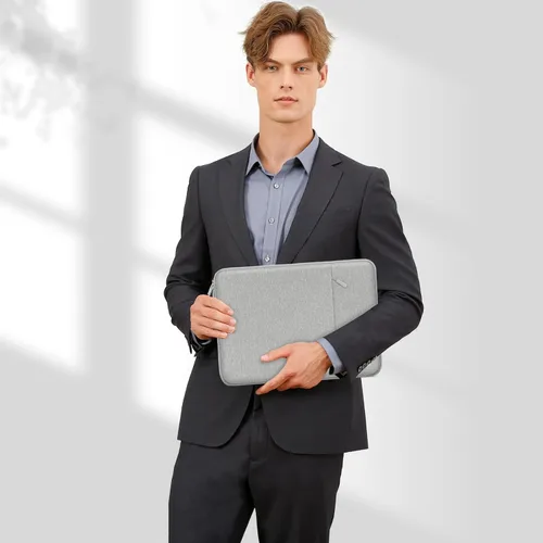 Vista 209 de MOSISO Funda vertical de poliéster con bolsillo para laptop de 13 pulgadas, para computadora MacBook Air M4, M3, M2 y M1 de 2025 a 2018 y Pro M2
