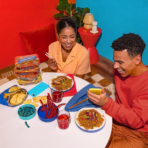 Vista 4 de Maruchan Yakisoba Teriyaki Carne de res, fideos Ramen instantáneos japoneses, 4 onzas, 8