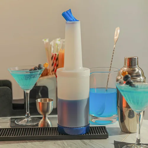 Vista 9 de Restaurantware Botella de plástico de 1 cuarto de galón de almacenamiento con boquilla azul y tapa, botella de almacenamiento de barra, 3 1/2 x 3