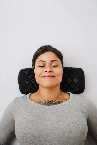 Vista 7 de Kanjo Almohada vibratoria de acupresión – Almohada de masaje de hombros, cuello y espalda con múltiples ajustes de vibración – Almohada de punto