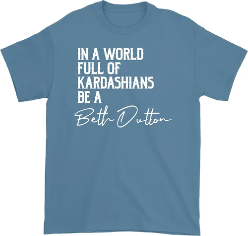 in A World Full of Kardashians Be A Beth Dutton - Camiseta divertida sarcástica