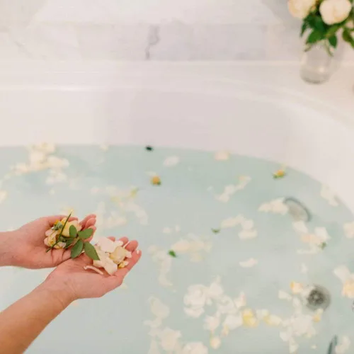 Vista 4 de Farmaesthetics Pink Petal Roses - Baño mineral de sal solar de 16 oz