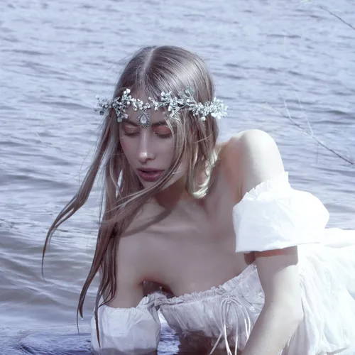 Vista 2 de MOSTORY Corona de flores de hadas para mujer, tocado de elfo con diseño floral de bosque, círculo de bosque para mujer, accesorio renacentista