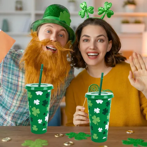 Vista 7 de JarThenaAMCS 12 vasos de plástico del día de San Patricio con tapa con pajilla, vaso de plástico de 24 onzas, trébol de la suerte verde y blanco
