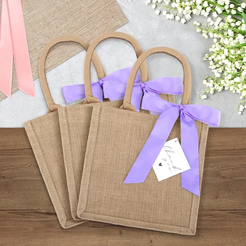 Vista 7 de Paquete de 6 bolsas de arpillera con asas reutilizables pequeñas bolsas de regalo de yute con cintas de seda moradas, forro impermeable para boda