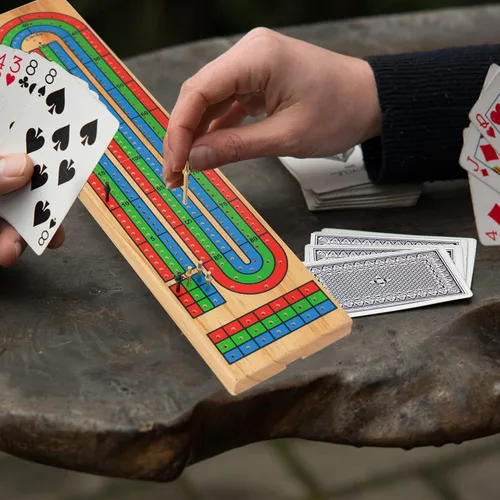 Vista 2 de FUNPENY juego de Cribbage tradicional de madera, de 3 pistas con código de color, con fichas de metal y baraja de cartas de juego