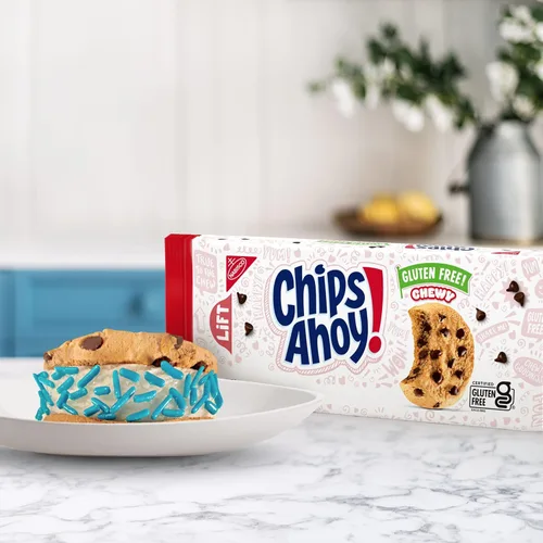 Vista 8 de CHIPS AHOY! Galletas masticables sin gluten con chispas de chocolate fudgy, 9.75 oz