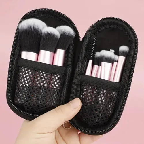 Vista 3 de Kit básico con juego de 6 brochas y juego de bases de maquillaje mineral, piel mate.