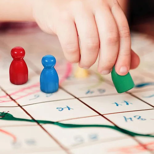 Vista 7 de 52 piezas de ajedrez de madera para juegos de mesa, peones de forma humana con 2 dados, colores surtidos, 0.98 x 0.39 pulgadas