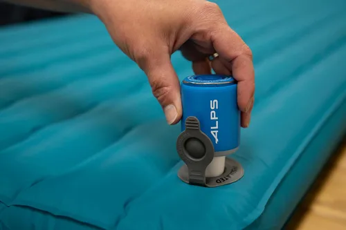 Vista 6 de ALPS Mountaineering Bomba de aire nano, batería recargable, inflador/desinflador/luz