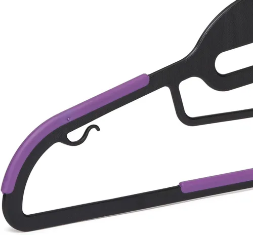 Vista 4 de Amazon Basics Perchas de plástico con revestimiento de goma antideslizante que ahorran espacio con gancho giratorio de 360 grados, negro/morado
