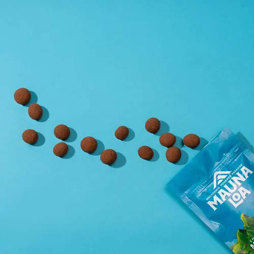 Vista 5 de Mauna Loa Nueces de macadamia cubiertas de chocolate con leche, paquete de 24 mini bolsas de 0.6 onzas, sin gluten, aperitivo dulce hawaiano