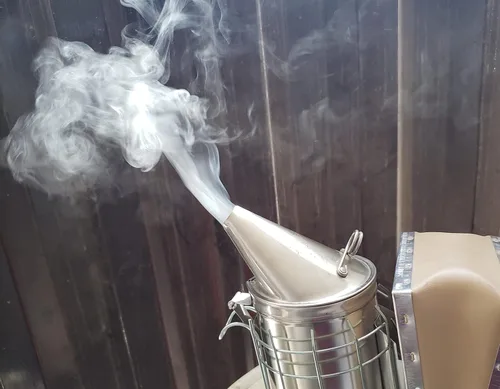 Vista 3 de Hive Bee - Combustible para ahumar apicultura Combustible para ahumar yute de arpillera, bolsa de 2 libras se ilumina fácilmente con fósforo