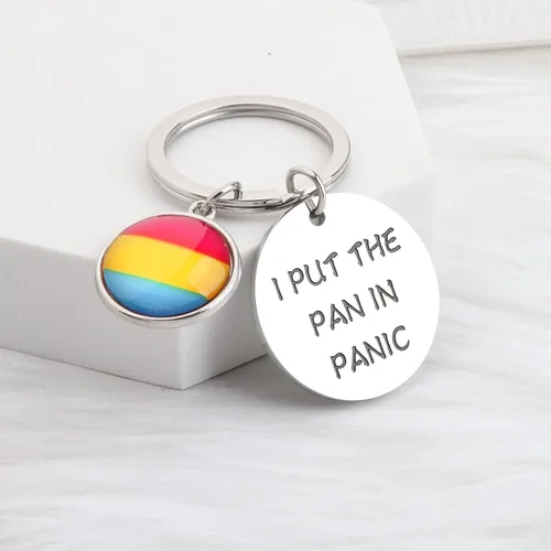 Vista 6 de Llavero pansexual con texto en inglés "I Put The Pan In Panic", llavero con dije de bandera pensexual Pan en Panic K